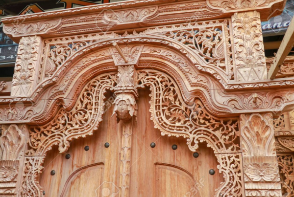 Detail Kusen Pintu dengan Ukiran Halus